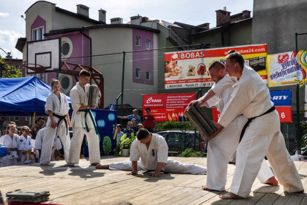 Pokaz Karate na Pikniku Rodzinnym przy ZSS nr 1